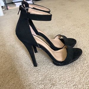 VELVET BLACK HEELS